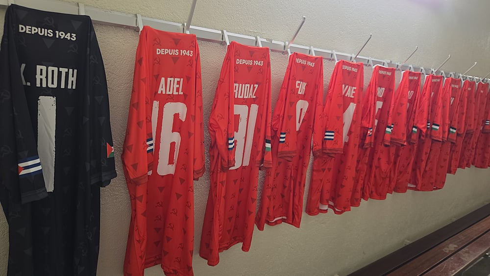 Les maillots rouge du FC POP accroché aux vestiaires.