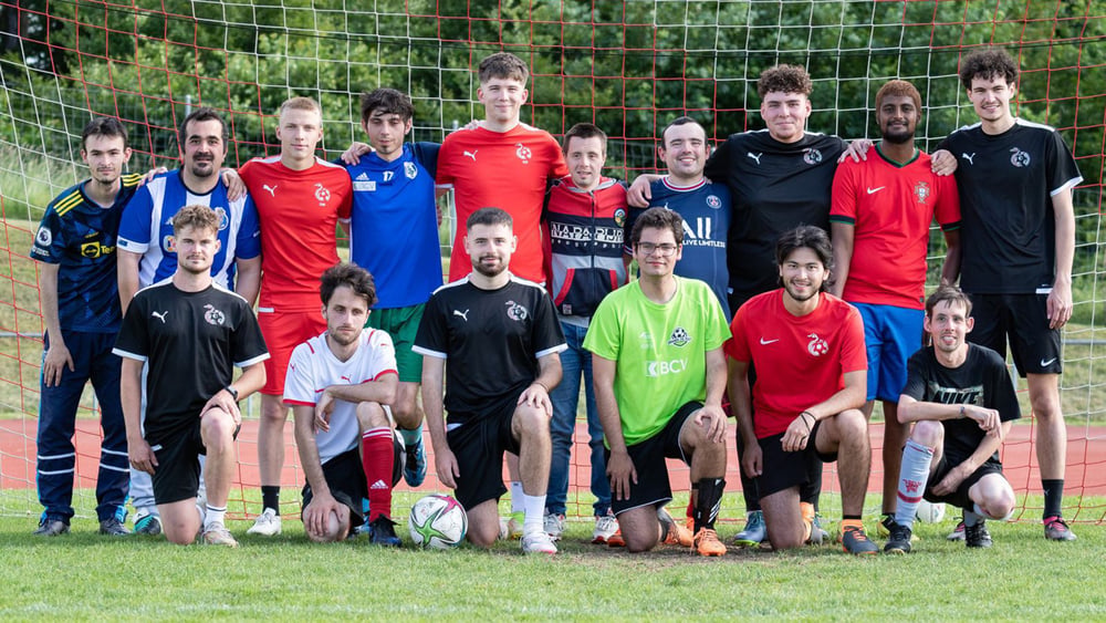 Les joueurs du club de football d'Epalinges devant un but.