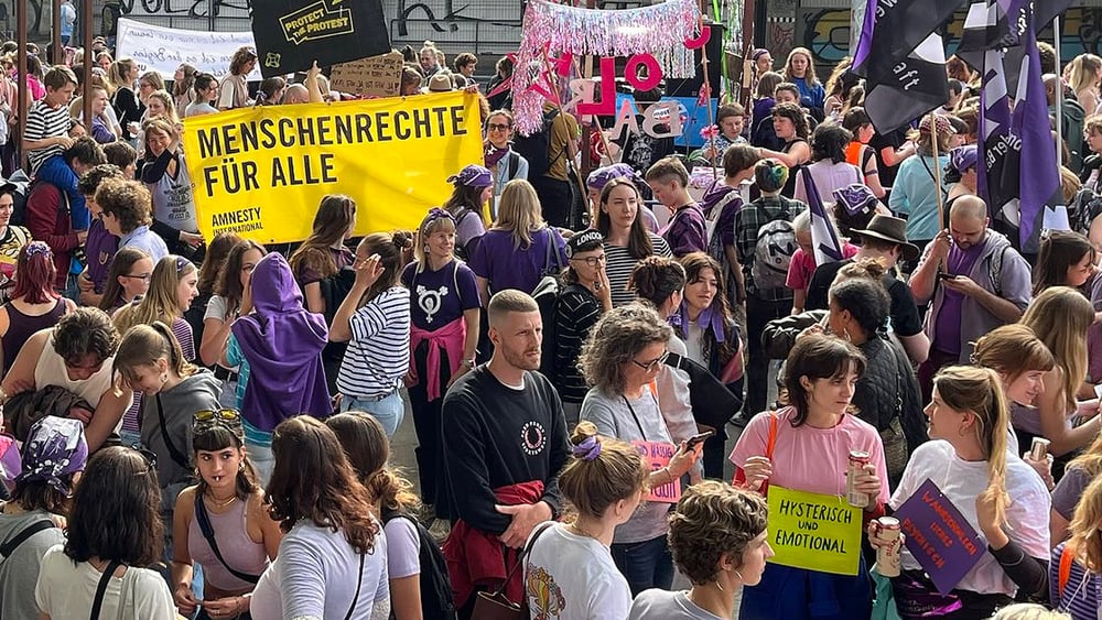 Des personnes manifestent dans la rue pour la grève des femmes en 2024.