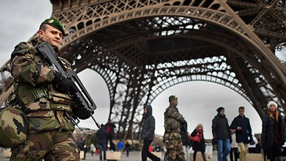Le gouvernement français a misé sur un renforcement de la sécurité au lendemain des attentats de Paris. Au risque de violer la liberté d’expression qu’il affirme vouloir défendre. © Jeff J Mitchell/Getty Images