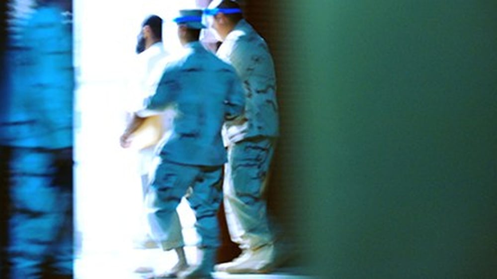 Même lorsqu’elle reçoit la presse, l’administration américaine entoure la prison de Guantánamo d’un grand secret. Il n’est pas permis de prendre des images montrant les visages de prisonniers ou de gardien·ne·s. © US DoD