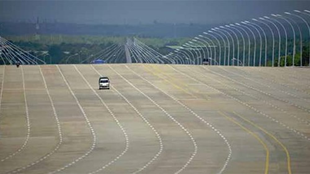 Les routes à dix-huit voies qui traversent le quartier présidentiel de la nouvelle capitale Naypyidaw témoignent de l’ambition du Myanmar. © DR
