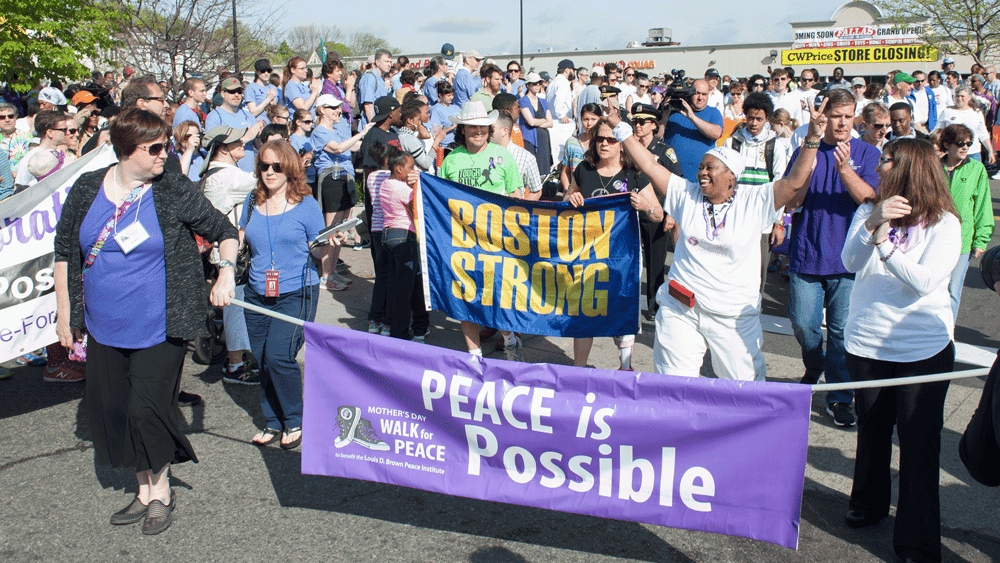 Clementina Chéry (en blanc), lors d’une action de solidarité en faveur des proches de victimes de violence, Boston, mai 2015.© Ed Geary