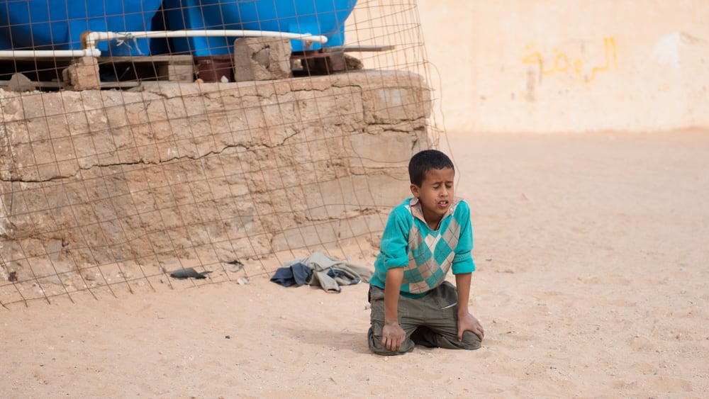 La grande majorité des Sahraoui·e·s né·e·s dans les camps depuis 1975 y vivent toujours. Ici, un garçon dans le camp de Boujdour. © Benjamin Visinand