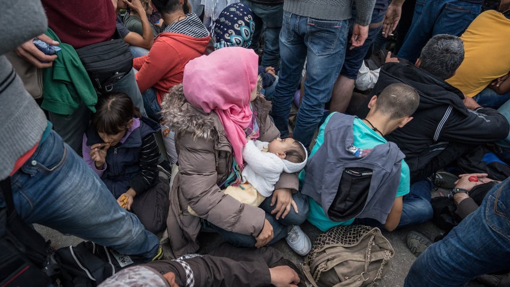 Durant leurs parcours migratoires, les femmes réfugiées sont souvent exposées à des agressions physiques ou à des harcèlements sexuels. Ici une femme à Presevo, en Serbie.© Giles Clarke