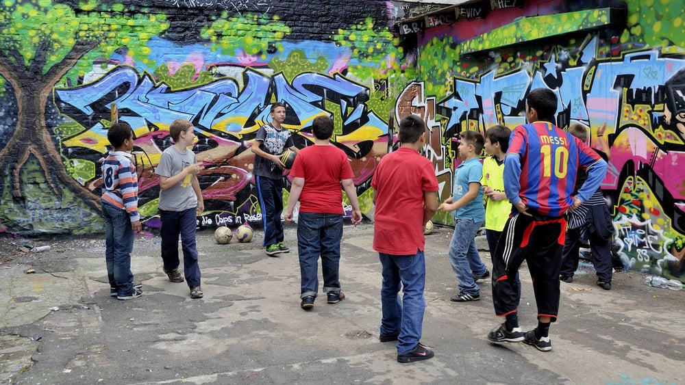 Le football rassemble des jeunes d’origines qui apprennent à respecter les différences sur le terrain. © Picture Alliance