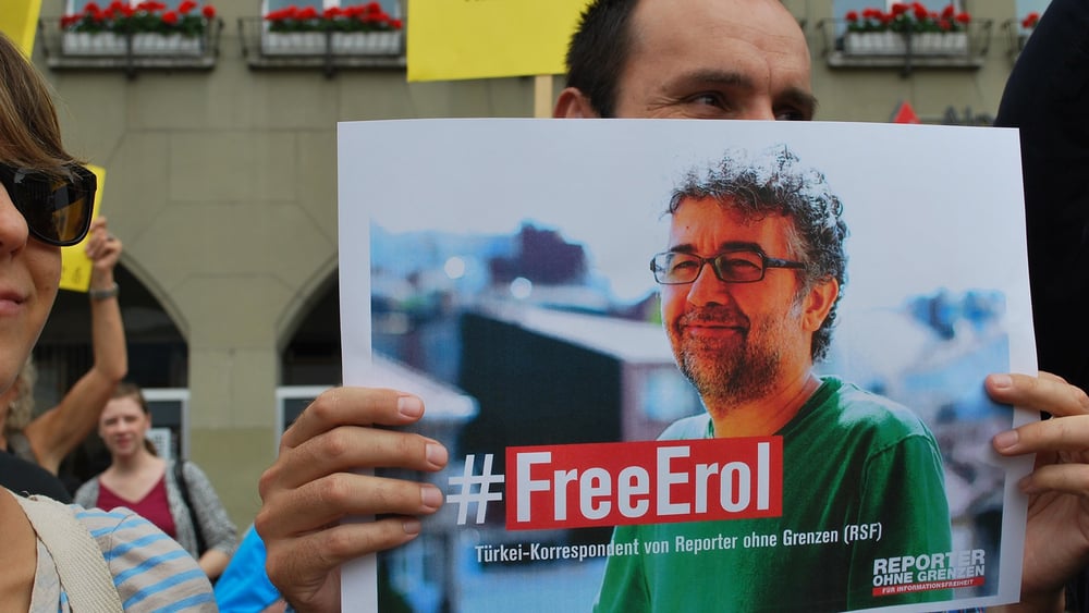 Erol Önderoğlu, représentant de RSF est poursuivi pour avoir pris part à une campagne de solidarité avec le journal pro kurde Özgür Gündem. © Candice Georges