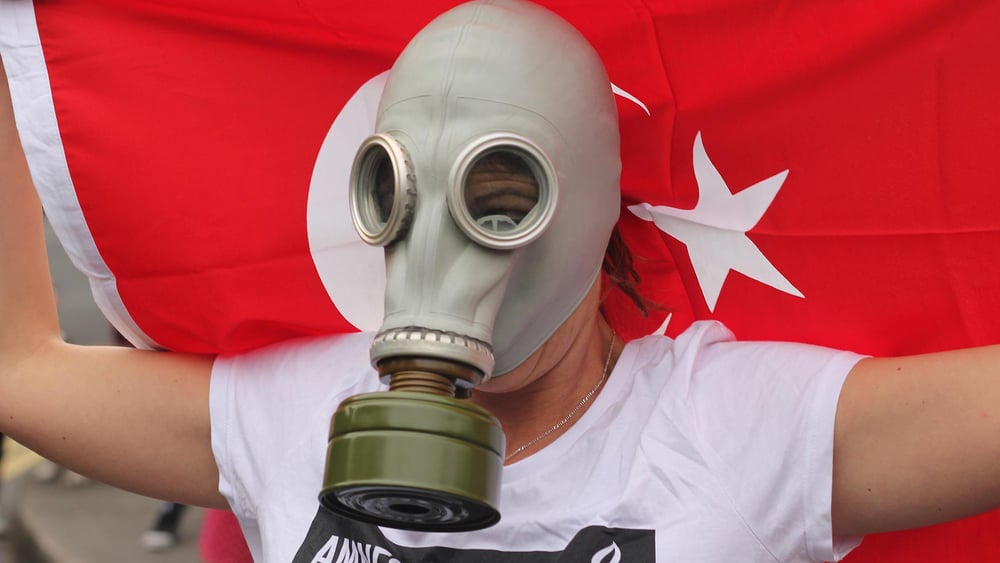 En Turquie, les manifestations pacifiques sont régulièrement réprimées par la police à coup de bombes lacrymogènes et de balles en caoutchouc. © Graham Seely