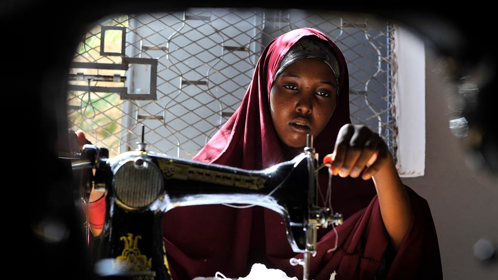 Jeune fille de Galkayo, en Somalie. Selon le Forum économique mondial, cela prendra 170 ans aux femmes pour obtenir le même salaire que les hommes à travail égal. © UNHCR R.Gangale