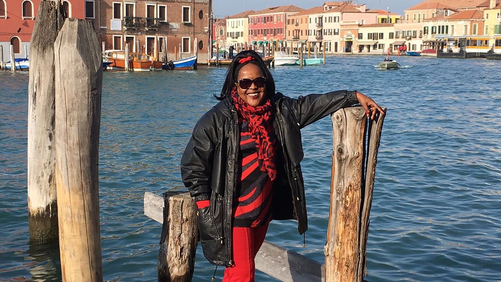 Monique Mujawamariya travaille aujourd’hui pour Mafubo, une association qu’elle a créée pour lutter contre l’extrême pauvreté, l’insécurité, et les violences contre les femmes. © Tharcisse Semana