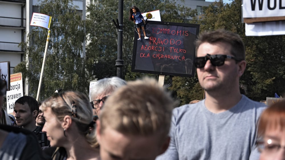 En Pologne, des hommes ont protesté dans la rue, aux côté des femmes, contre une loi qui voulait interdire totalement l'avortement, octobre 2016. © TvKryzys