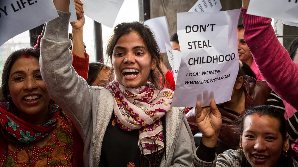 «Si vous ne changez rien, alors rien ne changera» : Nasreen fête la Journée internationale du droit des femmes avec les couturières de son entreprise. © Frank Schultze