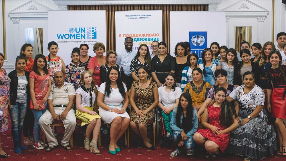 Cristina Raducan (au milieu en blanc) lors d'une rencontre du Réseau des femmes roms aux Nations unies. © Dorin Goian