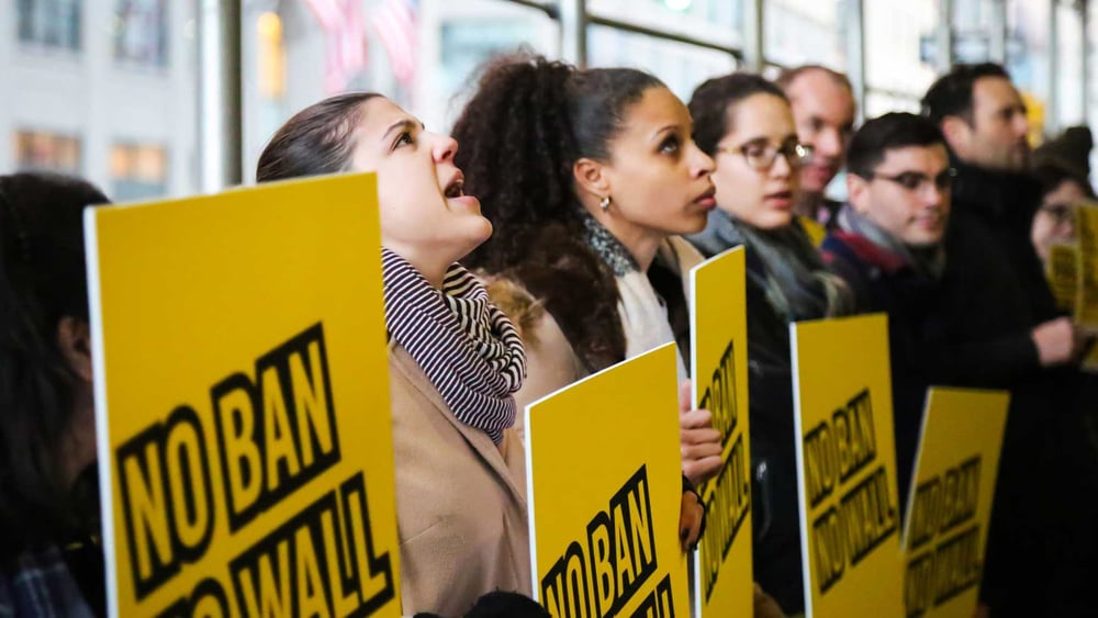 «Pas d'interdiction, pas de mur» est l'un des slogans brandi par les millions de personnes qui, aux États-Unis, s'opposent à la politique du nouveau président Trump. © AI USA