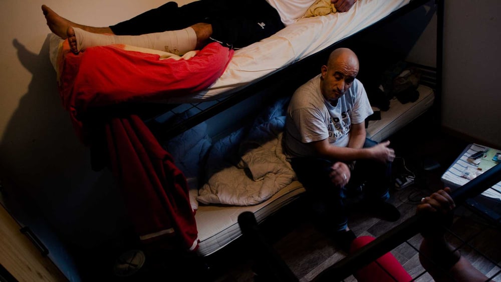 Trois Iraniens se reposent dans leur chambre à Brünig (BE). © Jacek Pulawski