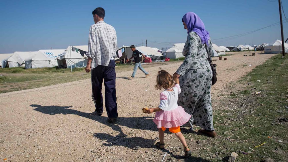 Une famille réfugiée dans le camp de Na Kavala, dans le nord de la Grèce. © Amnesty International /Richard Burton