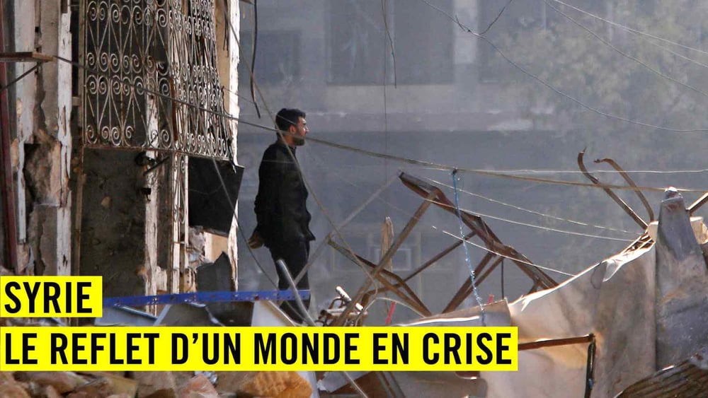 Un homme debout parmi les décombres de la Vieille ville d'Alep, reprise par l'armée syrienne la nuit du 6 au 7 décembre 2016. © REUTERS/Omar Samadiki