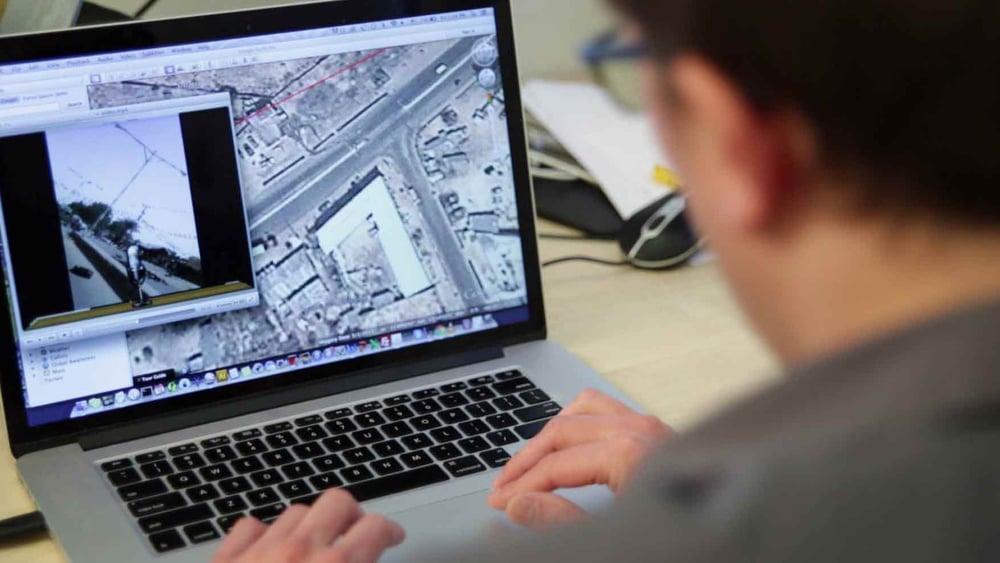 L'équipe de crise d'Amnesty comprend des expert·e·s en technologies chargé·e·s de soumettre les photos et vidéos à des tests afin de pouvoir les utiliser comme preuves. © AI