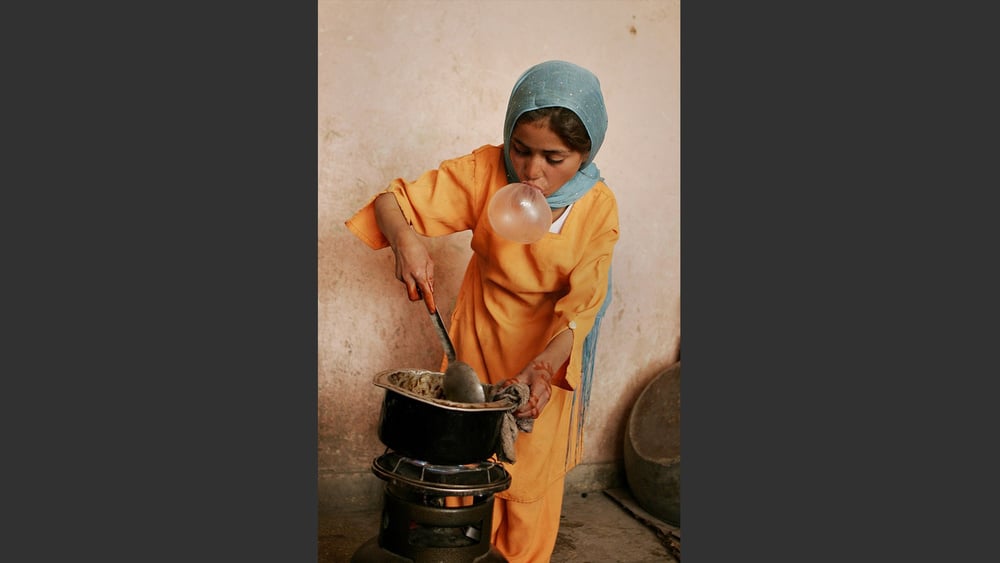 La photojournaliste afghane Farzana Wahidy ne se borne pas à dénoncer la violence dont ses compatriotes sont victimes, elle veut aussi transmettre leur courage et leur détermination. © AP Photo/Farzana Wahidy