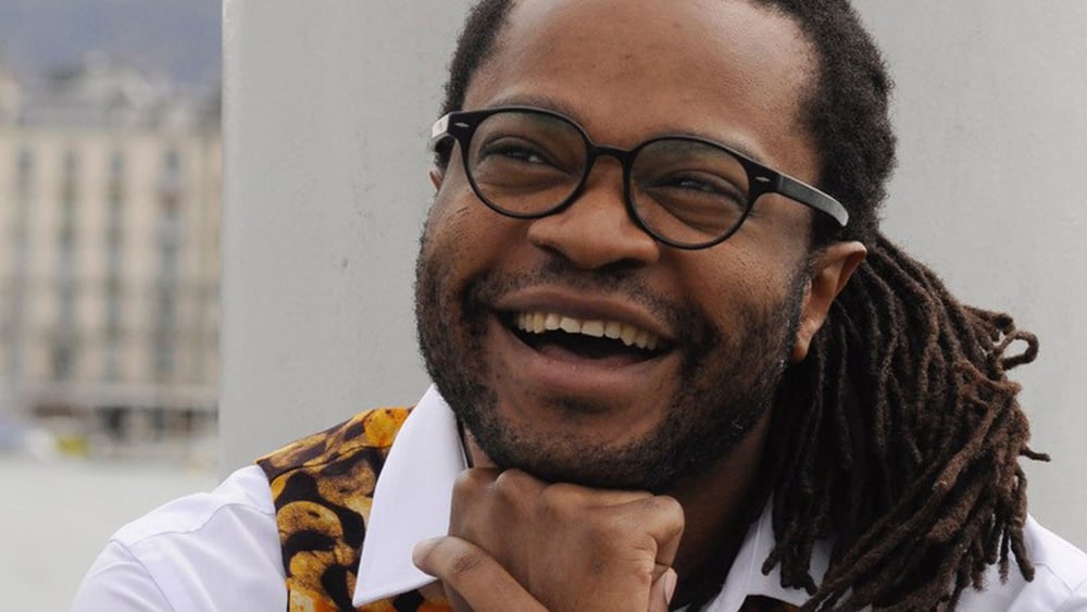 «Confidences», de Max Lobe, a reçu le prix Ahmadou Kourouma. Un roman à lire à haute voix, pour savourer une écriture haute en couleurs. © Yvonne Böhler/Éditions Zoé