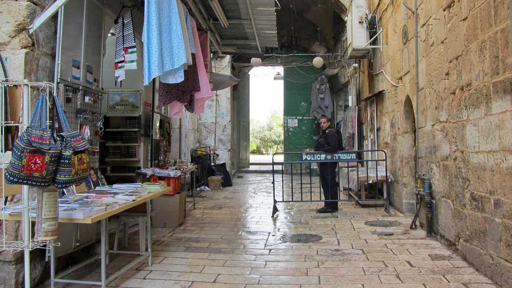 L’occupation israélienne de la Cisjordanie, y compris de Jérusalem-Est et de la bande de Gaza, est à l’origine d’innombrables violations. Sur la photo, un checkpoint qui barre l’accès à la cour de la mosquée Al-Aqsa sur le Mont du Temple, dans le quartier de Bab al-Majlis à Jérusalem. © Yoav Gross/B’Tselem