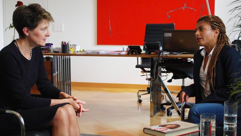 La présidente de la Confédération Simonetta Sommaruga lors de sa rencontre avec Ensaf Haidar (Berne, 9.10.2015) pour parler du cas de son mari Raif Badawi. La Suisse s’était prononcée dès janvier 2015 en faveur de sa libération. © Amnesty International