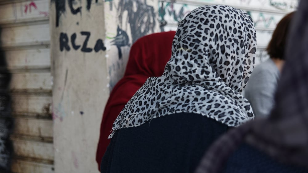 Femmes réfugiées dans le camp d’Eliniko, en Grèce. Insuffisamment soutenue par l’Union européenne, la Grèce, qui doit gérer l’accueil de dizaines de milliers de réfugié·e·s, n’est plus en mesure d’accorder des conditions décentes aux personnes en quête de protection. © Amnesty International