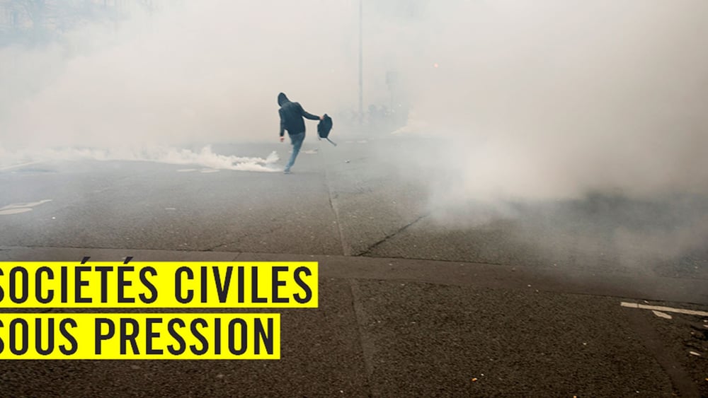 Les forces de l’ordre lancent des gaz lacrymogènes lors de la manifestation pour la dignité et la justice, à Paris le 19 mars 2017. Initiée par des familles de victimes, cette manifestation dénonçait les violences policières en France et l’impunité dont elles font l’objet. © Martin Barzilai