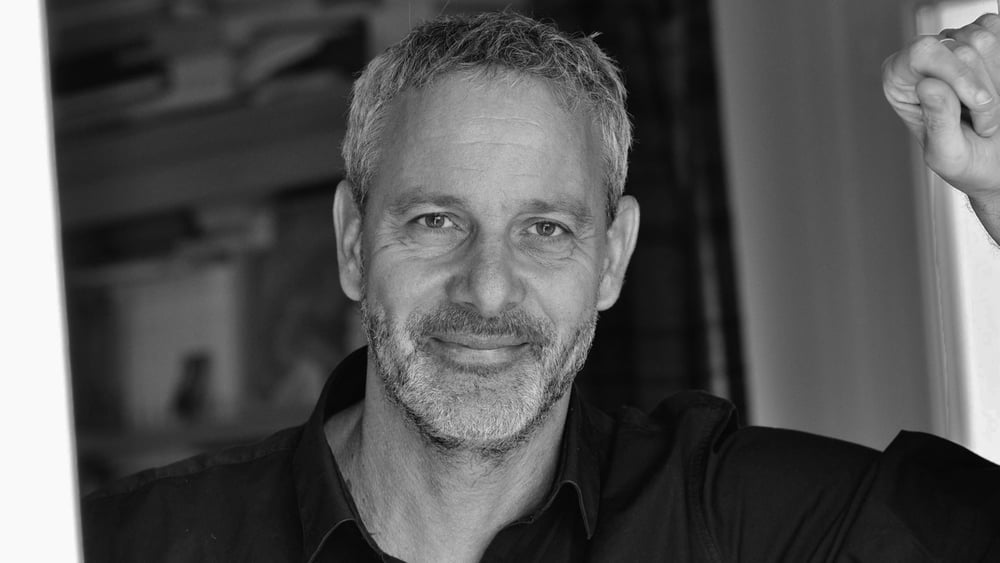 Dans «Faire le garçon», Jérôme Meizoz décrypte l’assignation à être un homme dans la société valaisanne des années 1970. © Yvonne Böhler/Editions Zoé