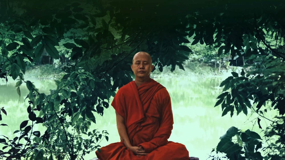 Visage rond et souriant, le moine birman Ashin Wirathu profère d’une voix posée des propos haineux contre les musulman·e·s dans «Le vénérable W.» de Barbet Schroeder. © Films du Losange