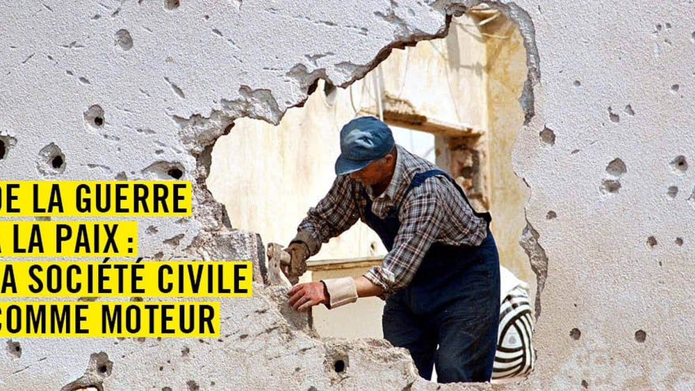 Dans la banlieue de Sarajevo, un homme répare sa maison qui se trouvait sur la ligne de front lors de la guerre en Bosnie. © REUTERS/Danilo Krstanovic