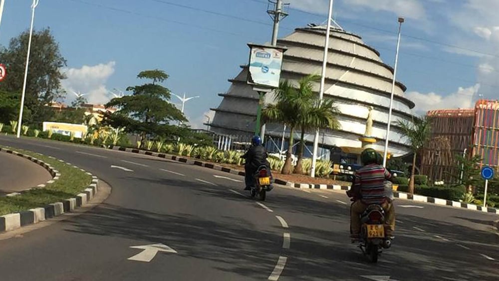 Malgré la croissance économique qui se manifeste notamment par des bâtiments luxueux et flambant neufs, comme le Kigali Convention Center, tout ou presque reste à construire sur le plan des droits humains au Rwanda. © DR