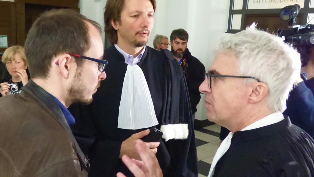 Antoine Deltour, l’un des lanceurs d’alerte à l’origine des «LuxLeaks», ici entouré de ses avocats, avait été condamné par le tribunal correctionnel du Luxembourg. © Ato Grosso/Creative Commons