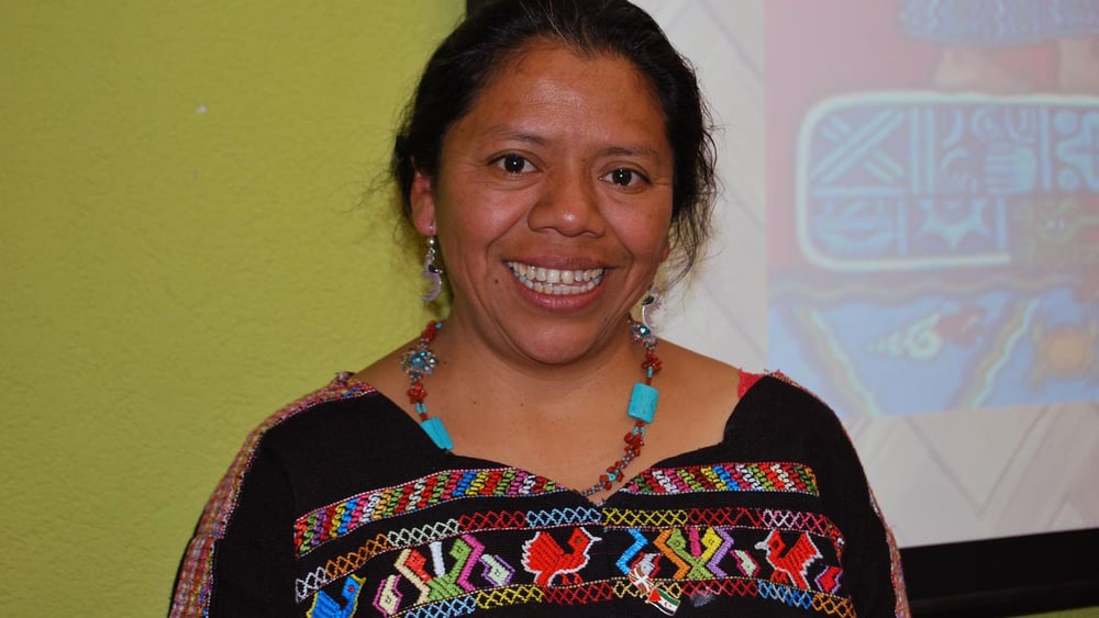 Lolita Chavez porte tous les jours le huipil, une blouse traditionnelle brodée ou tissée par les femmes mayas. © Amnesty International/Noémie Matos