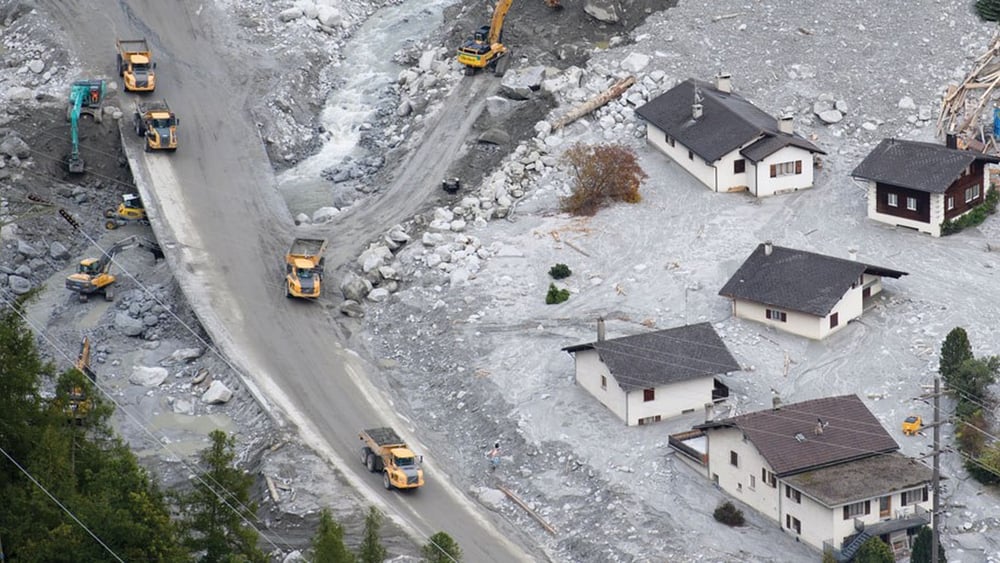Le réchauffement climatique entraîne une fréquence accrue d’événements climatiques extrêmes et de catastrophes naturelles, comme le glissement de terrain qui a frappé Bondo, en Suisse, en 2017. © KEYSTONE/Gian Ehrenzeller