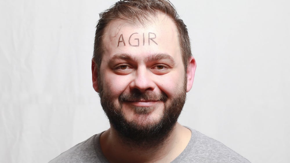 Petar Mitrovic se prête à son propre jeu: se faire photographier avec un mot sur le front, «celui qu’on aimerait crier si le monde entier nous écoutait trois secondes». © Petar Mitrovic