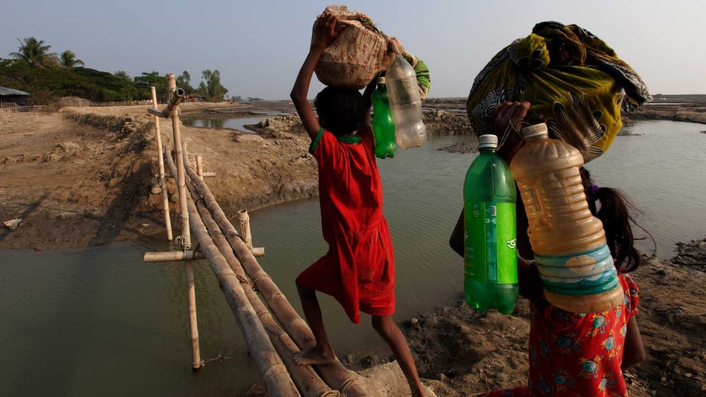 Il y a 20 ans, Taplur Char, sur l’île de Kutubdia au Bangladesh, était une terre verte et fertile, cultivée par les paysan·ne·s. Aujourd’hui, elle est recouverte par la mer. La montée des eaux a déjà réduit la surface de l’île de moitié, contraignant ses habitant·e·s à se déplacer vers l’intérieur des terres ou sur le continent. © UNHCR/Saiful Huq Omi