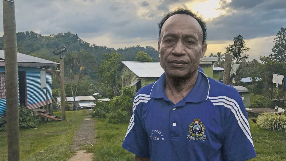 Sade Marika, chef du village de Naviavia, aux Fidji, se tient au milieu de la zone qui appartient désormais à l’État de Kiribati. © Bastian Hartig