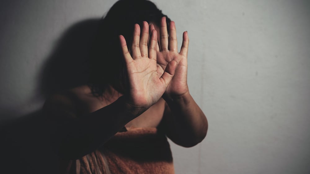 Vécues dans l’intimité, les violences conjugales ne laissent pas forcément de marques visibles, a fortiori lorsqu’elles sont psychologiques, économiques ou sexuelles, ce qui complique d’autant plus la production de preuves pour les victimes décidant de dénoncer leur conjoint. © Infinity Time/Shutterstock.com