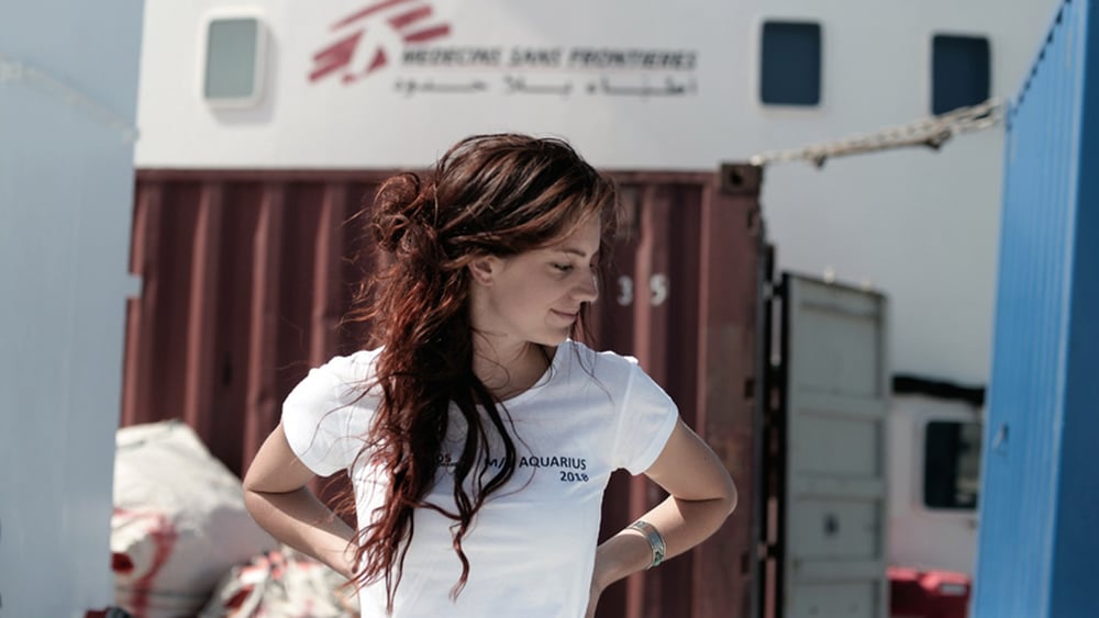 «Certaines personnes ne tiennent plus sur leurs jambes. D’autres pleurent de soulagement d’avoir atteint la sécurité  avant que leur embarcation ne chavire.» © Karpov/SOS MÉDITERRANÉE