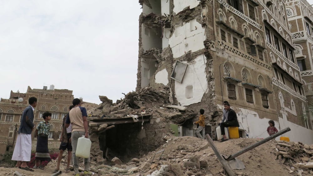 La guerre qui oppose les rebelles houthis aux forces gouvernementales et une coalition dirigée par l’Arabie saoudite a fait 57 000 mort·e·s dont de nombreux civils et affamé deux millions d’enfants. © AI