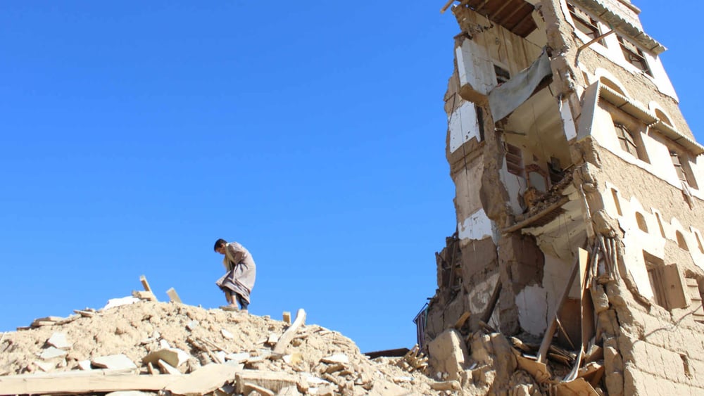 La guerre qui oppose les rebelles houthis aux forces gouvernementales et à une coalition dirigée par l’Arabie saoudite a fait 57 000 mort·e·s, dont de nombreux civil·e·s, et affamé deux millions d’enfants. Ici, la ville de Sanaa ravagée par les bombardements. © REUTERS/Naif Rahma