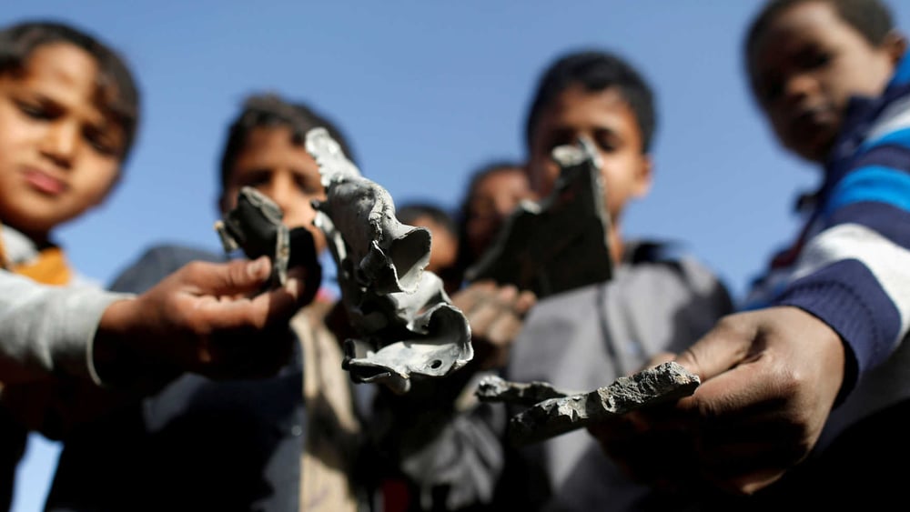 L’industrie de l’armement suisse a continué à exporter du matériel de guerre vers l’Arabie saoudite et les Émirats arabes unis depuis le début du conflit au Yémen. Ici, des enfants ramassent des éclats de missiles tirés par la coalition militaire sur la ville de Sanaa, le 20 janvier 2019. © REUTERS/Khaled Abdullah