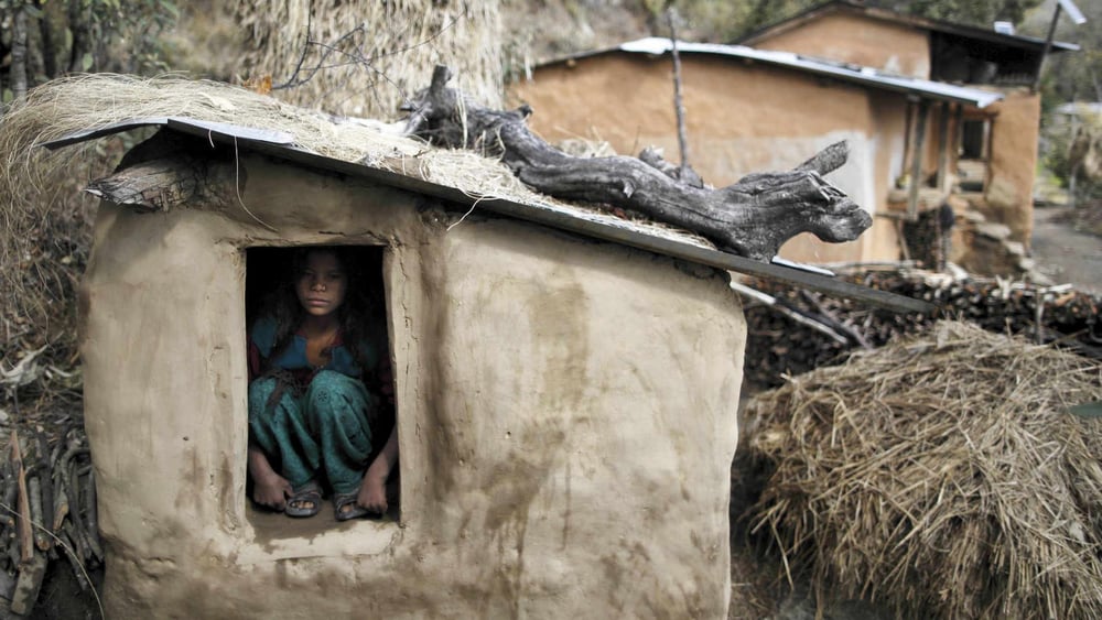 Au Népal, des milliers de femmes sont bannies durant leurs règles et forcées de s’exiler dans de petites huttes. © REUTERS/Navesh Chitrakar