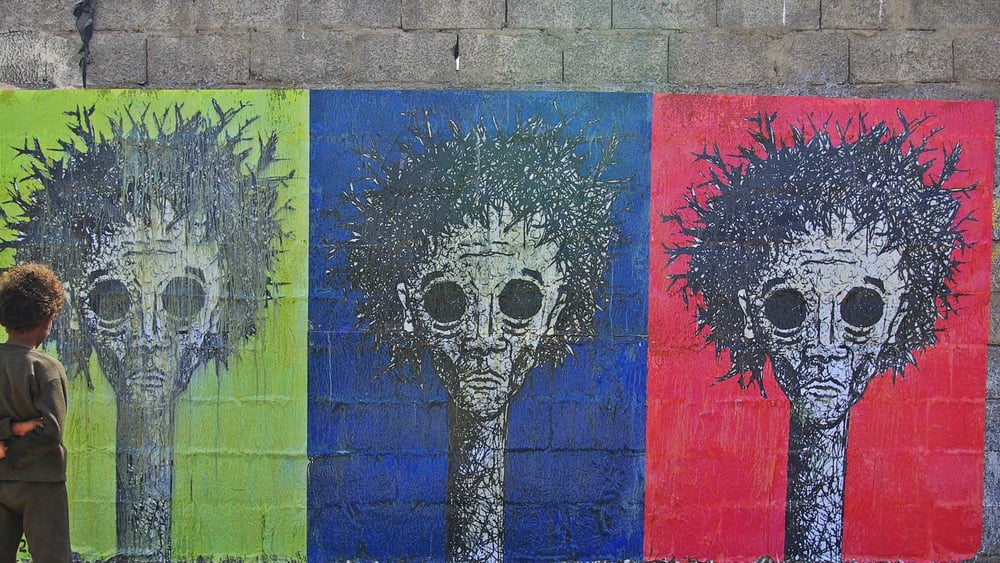 Dans sa fresque « Trilogie de la guerre, de la faim et de la maladie », Murad Subay raconte qu’au Yémen, quelle qu’en soit la cause, la mort a toujours le même visage. © Murad Subay