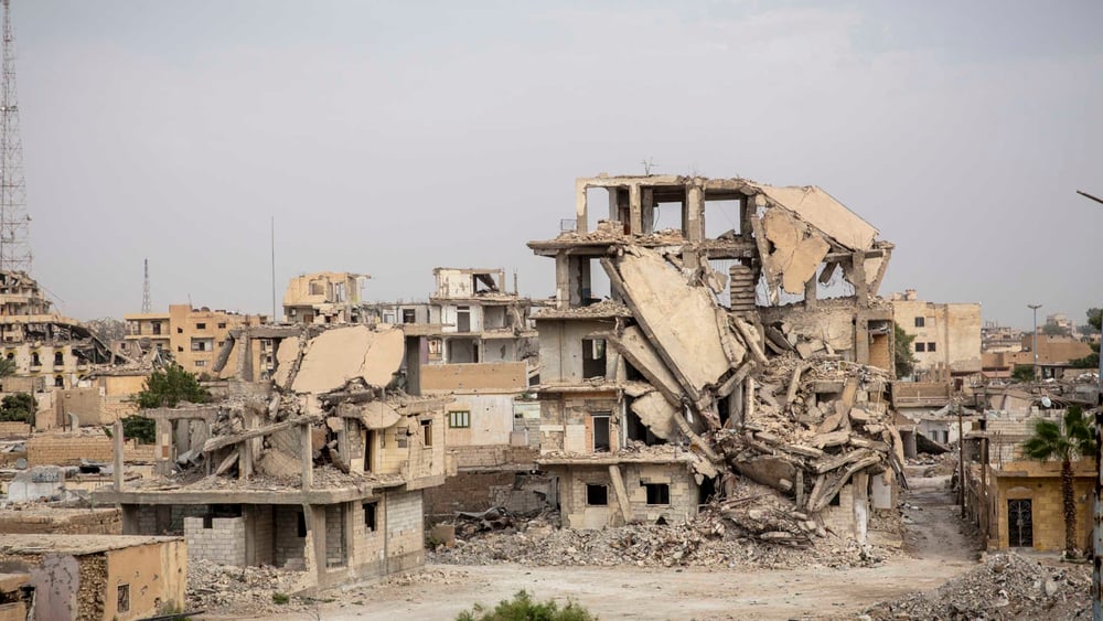 Bachar Aljazaz a fui la Syrie avec sa famille en 2012 et trouvé refuge en Suède, mais reste très attaché à la francophonie. Ici, les décombres de la ville de Raqqa. © AI