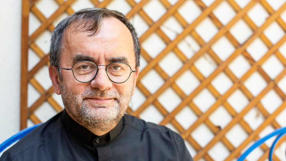 Depuis 2015, le Père Desbois s'emploie à documenter et faire reconnaître le génocide des Yézidi.e.s. ©Lola Ledoux