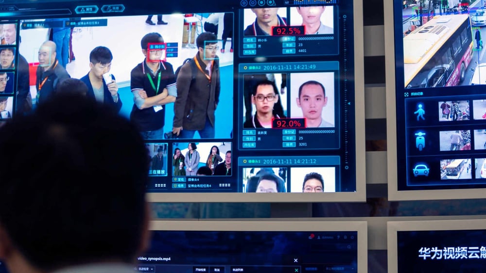 Un employé de Huawei fait la démonstration d'une technologie de reconnaissance faciale et de localisation. ©Keystone/EPA/Aleksandar Plavevski