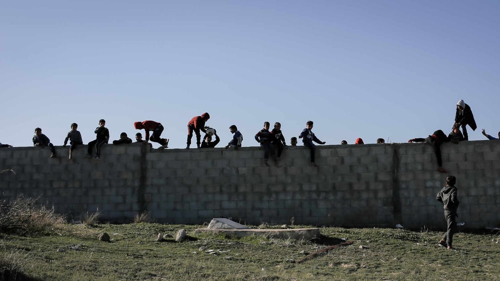 Des enfants jouant sur un mur de béton à Khan Younès, une ville située au sud de la Bande de Gaza et réputée pour être une place forte du Hamas. ©Val Yankin