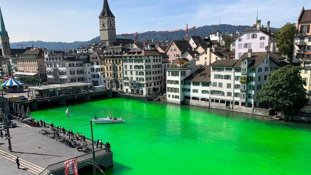 À Zurich, la Limmat a été colorée de vert par des activistes écologistes d’Exction Rebellion le 10 septembre dernier. Les activistes ont utilisé de l’uranine, une substance chimique inoffensive pour l’humain et l’environnement. ©Reuters